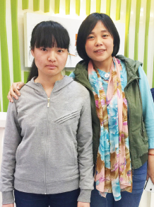 章雪萌同学和唐玲老师合影